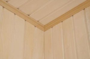 Потолочный деревянный плинтус: достоинства, недостатки и особенности монтажа