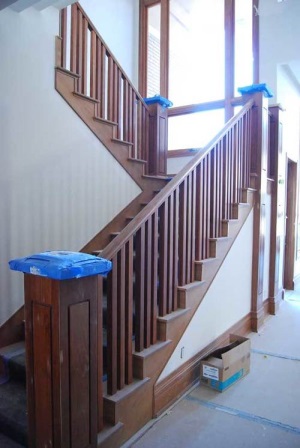 Перила для лестницы из дерева – монтаж и фото ограждений