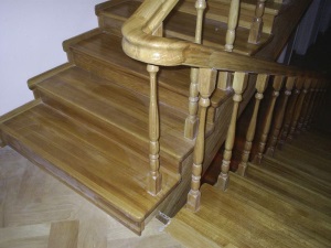 Деревянные перила для лестниц